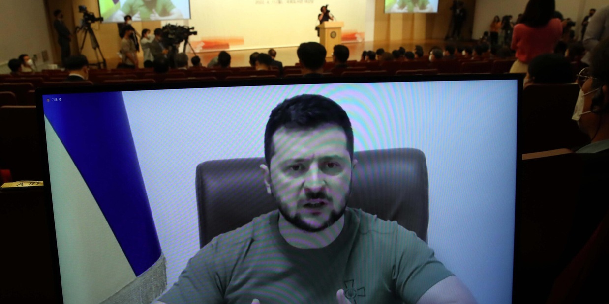 Zelensky: "Mariupol distrutta, la Russia non si fermerà"