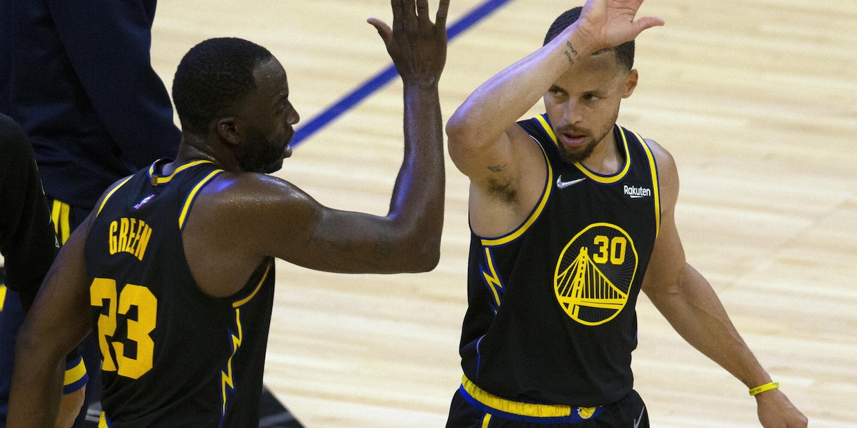 Nba, Golden State e Philadelphia sul 2-0, parità tra Dallas e Utah