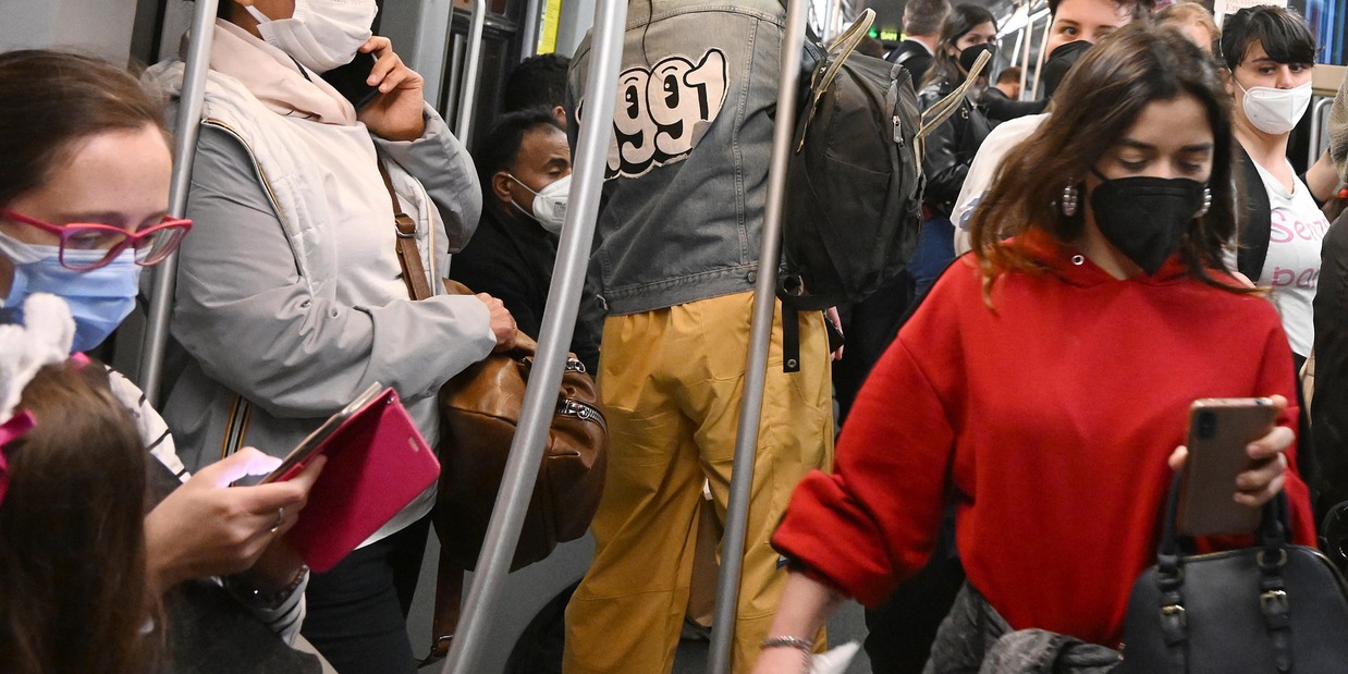 Mascherine al chiuso e Green Pass: nuove regole Covid dall'1 maggio