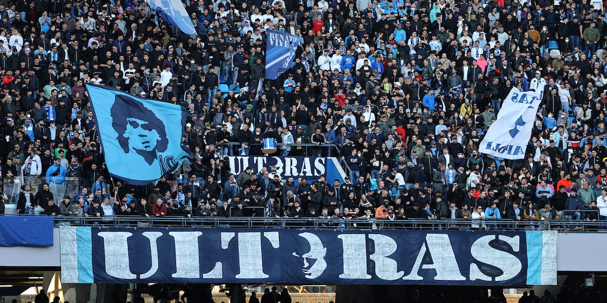 Napoli, lo striscione della Curva B: "Chi si arrende vale meno di niente"