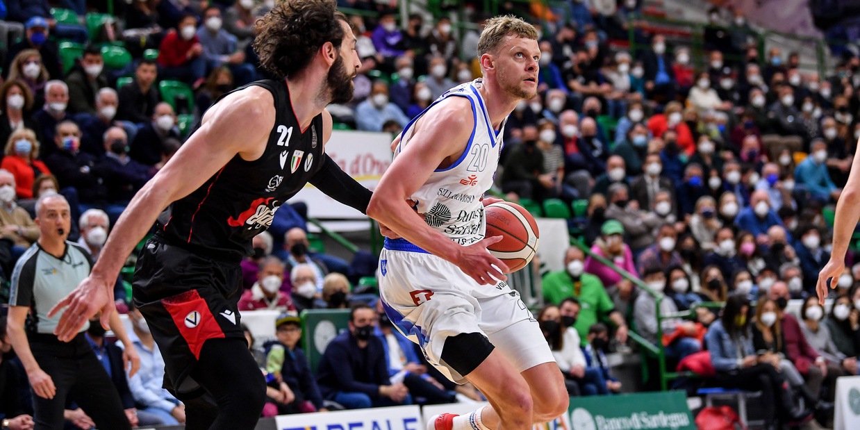 Sassari asfalta la Virtus Bologna 108-73: Bendzius show