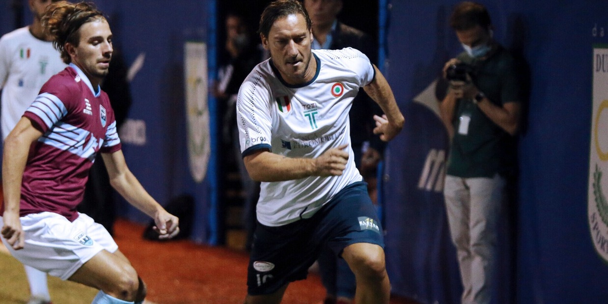 Totti, rigore perfetto nella Lega calcio a otto. Gol capolavoro di Moscardelli