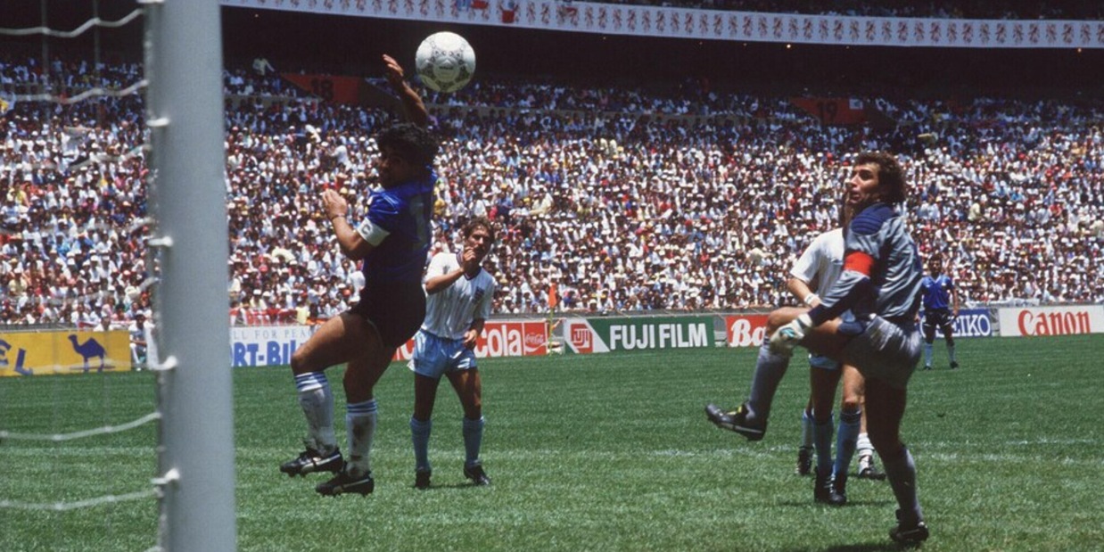 Il pallone della "mano di Dio" di Maradona venduto a una cifra pazzesca!