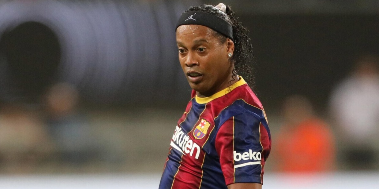 Ronaldinho firma con il Barcellona, l’incredibile storia che si ripete