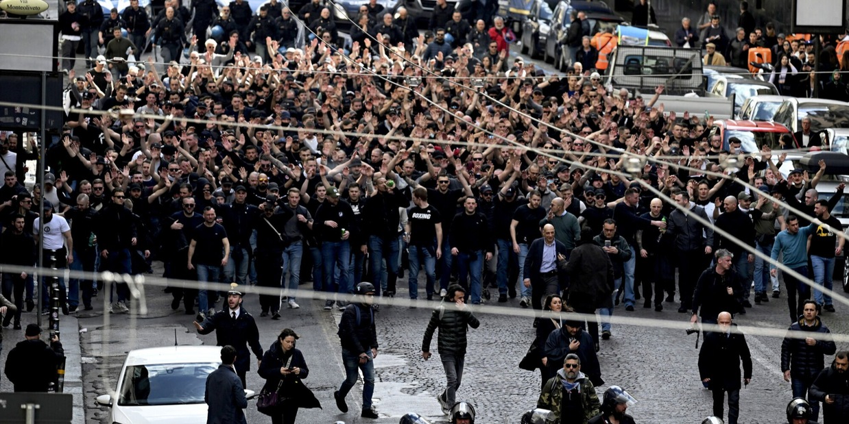 Napoli-Eintracht, trasferiti i tifosi tedeschi: tre molotov vicino all'albergo