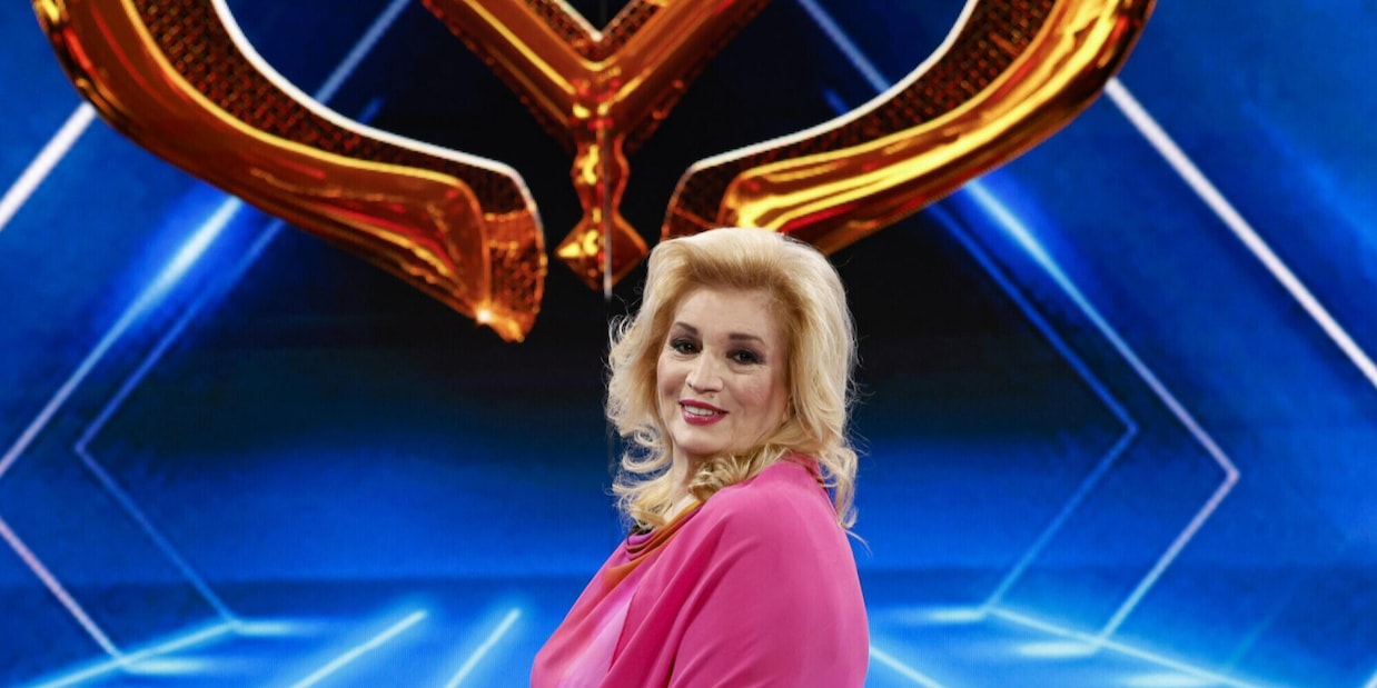 Iva Zanicchi, che gaffe al Cantante Mascherato: Milly Carlucci la corregge imbarazzata