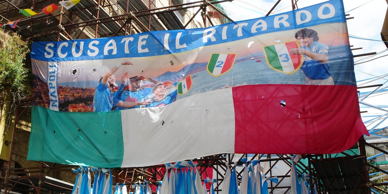 Tutto il mondo guarda Napoli