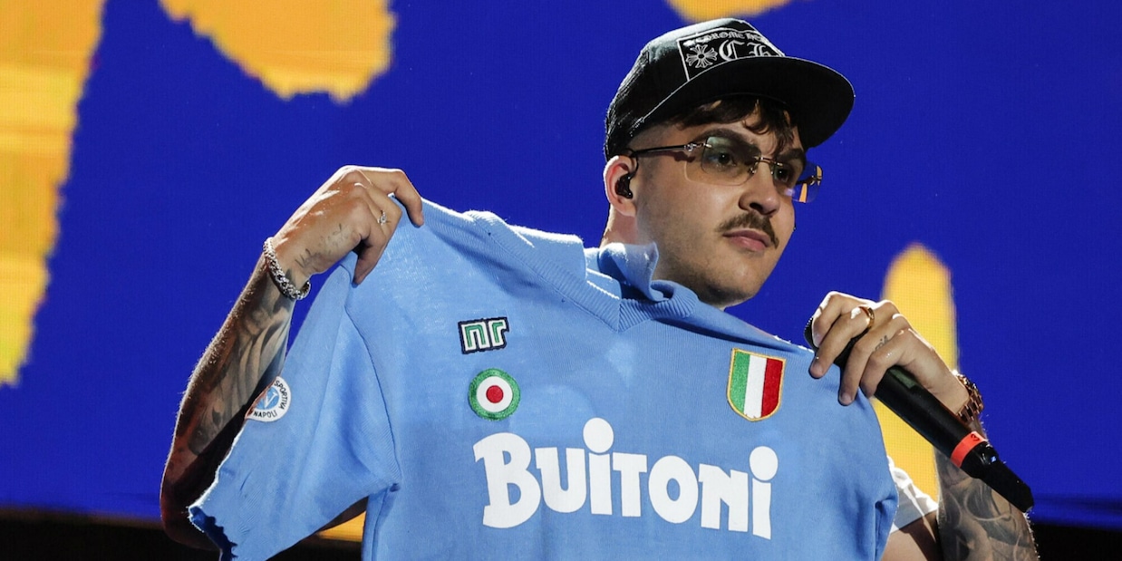 "Forza Napoli, sempre": Geolier sul palco del Concertone con la maglia di Maradona