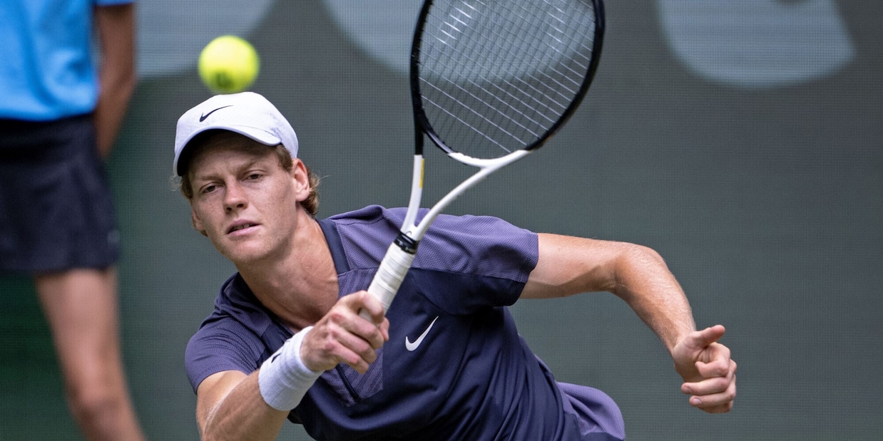 Sinner annuncia: "Infortunio superato, sarò a Wimbledon"