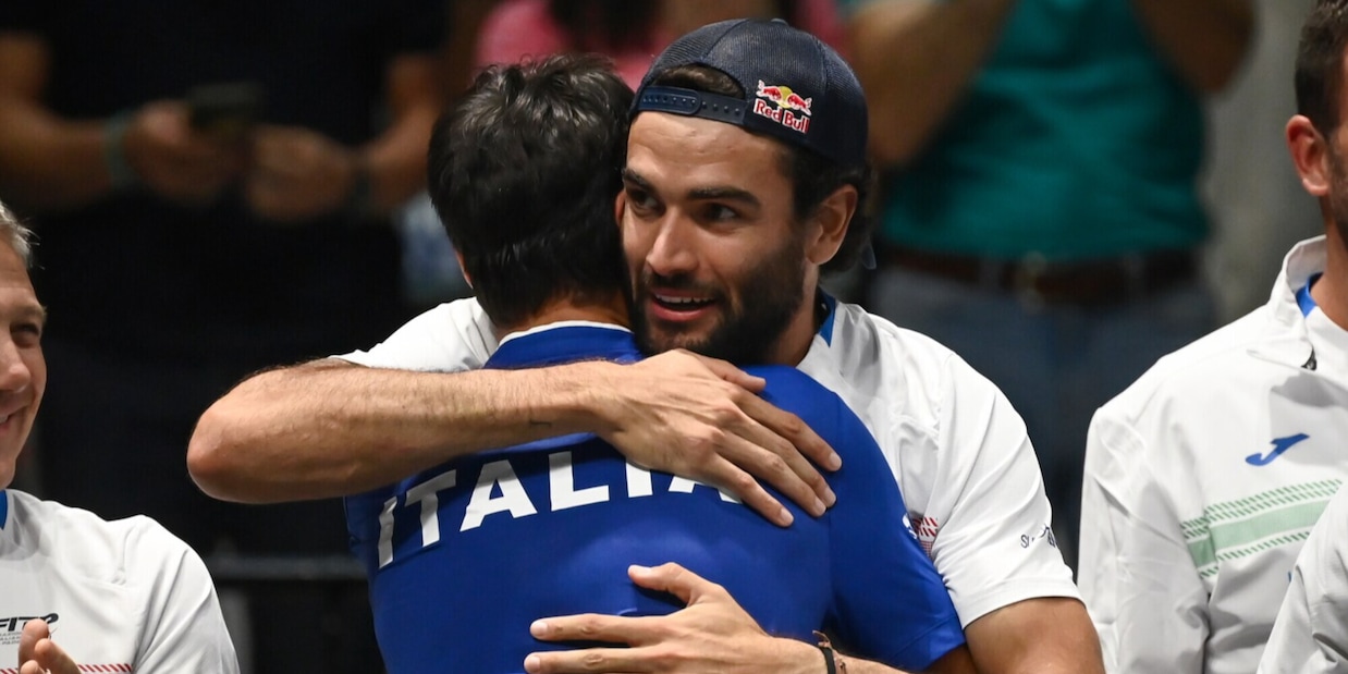 L'emozionante abbraccio tra Sonego e Berrettini dopo la vittoria in Coppa Davis