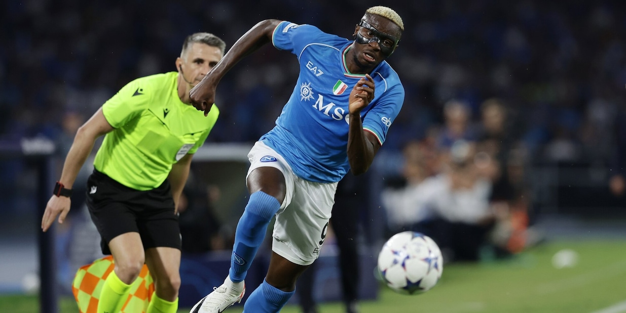 Napoli alla pari con il Real. E i blancos finiscono con i lancioni in tribuna