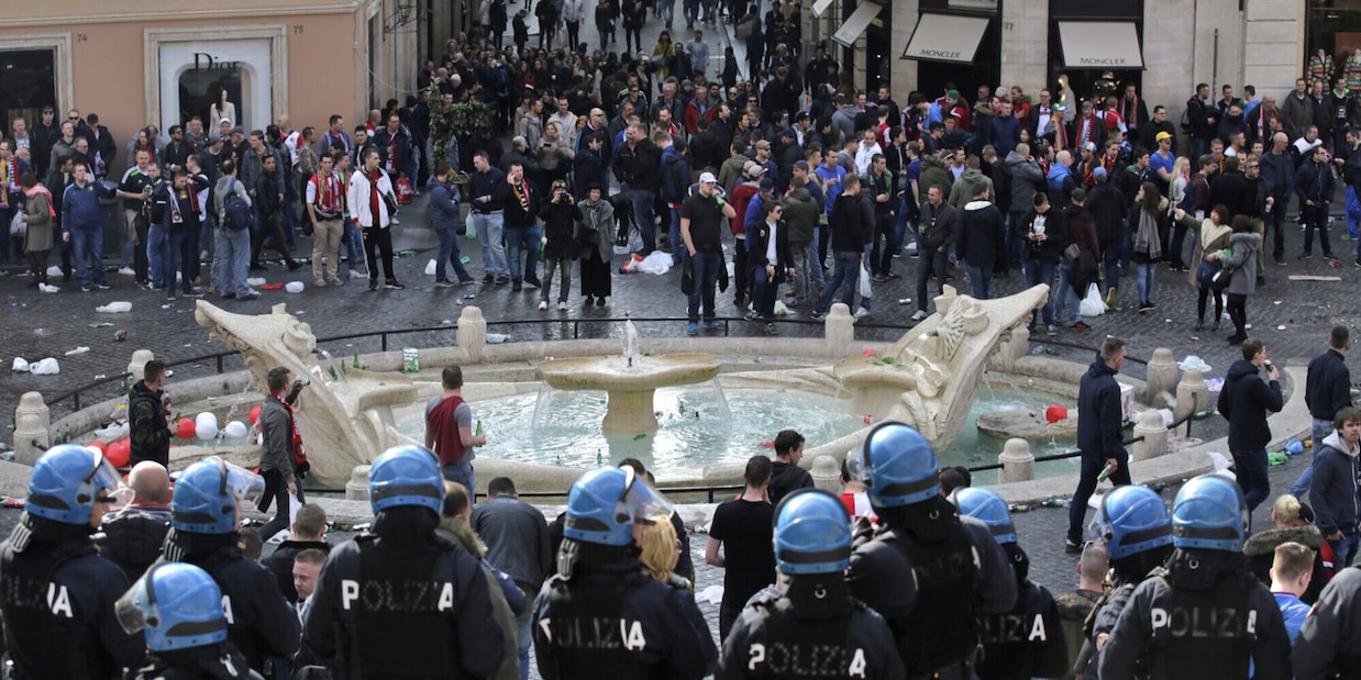 Gli ultras del Feyenoord cercano vendetta con la Roma: “Massacriamoli”
