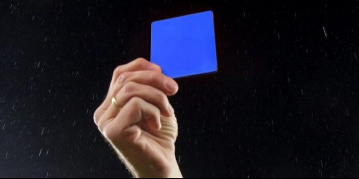 Rivoluzione nel calcio, arriva il cartellino blu: perché e quando sarà usato