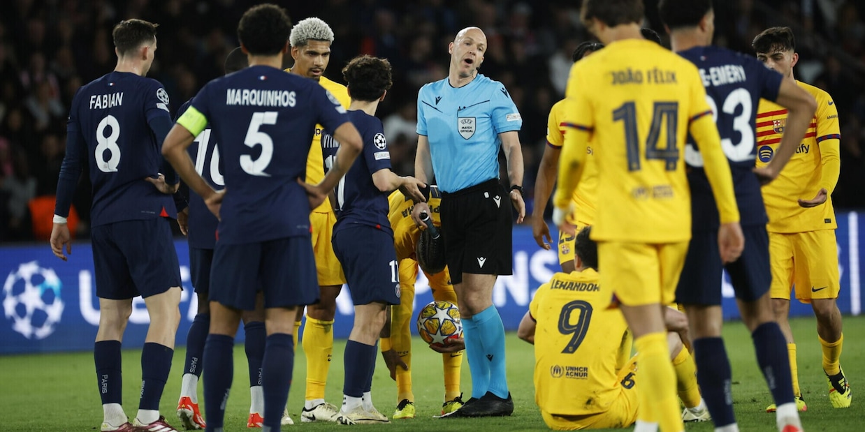 Taylor, quanti errori in Psg-Barcellona: è bufera social, tifosi furibondi