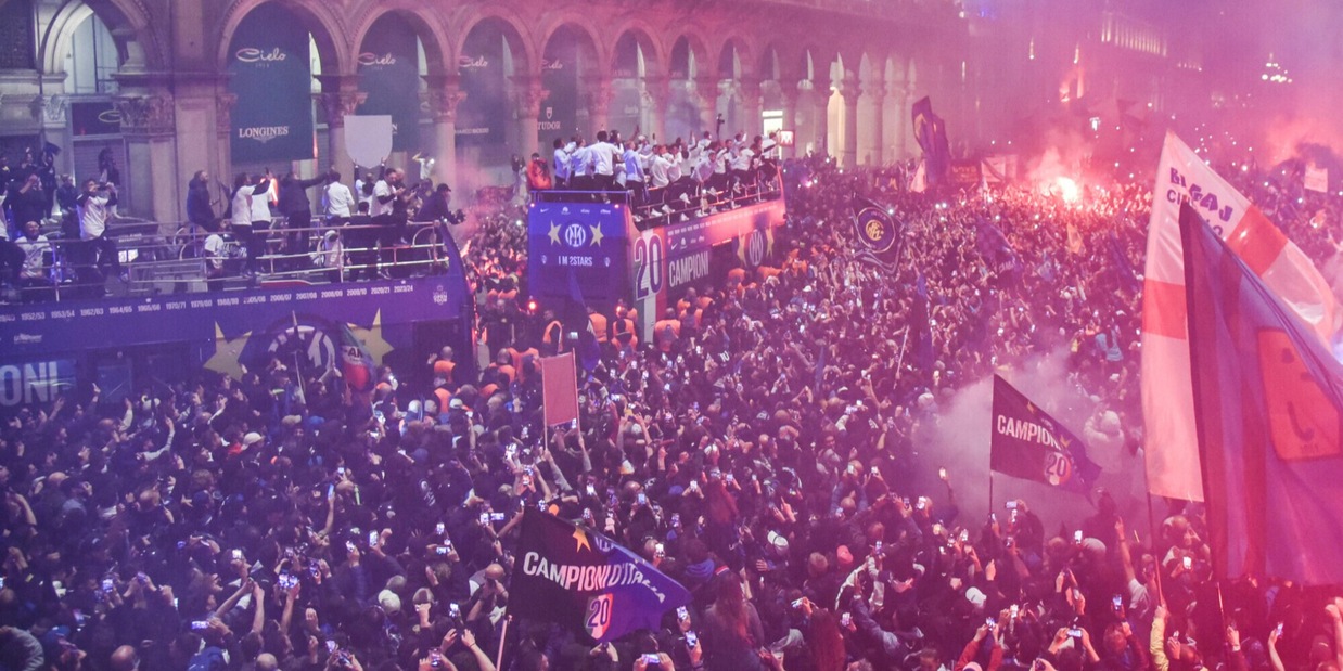 Inter, la riscossa analogica  della folla immensa in Piazza Duomo