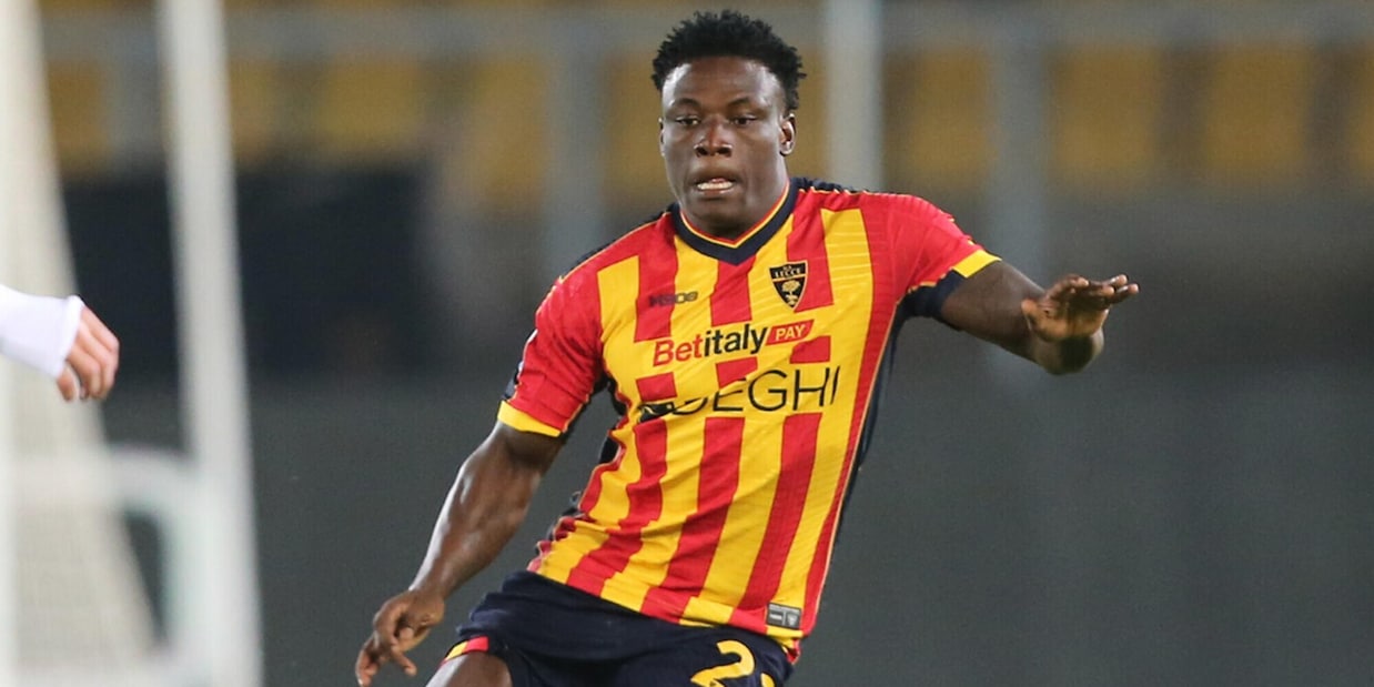 Lecce, grave infortunio per Banda: c'è frattura. Tornerà nel 2025