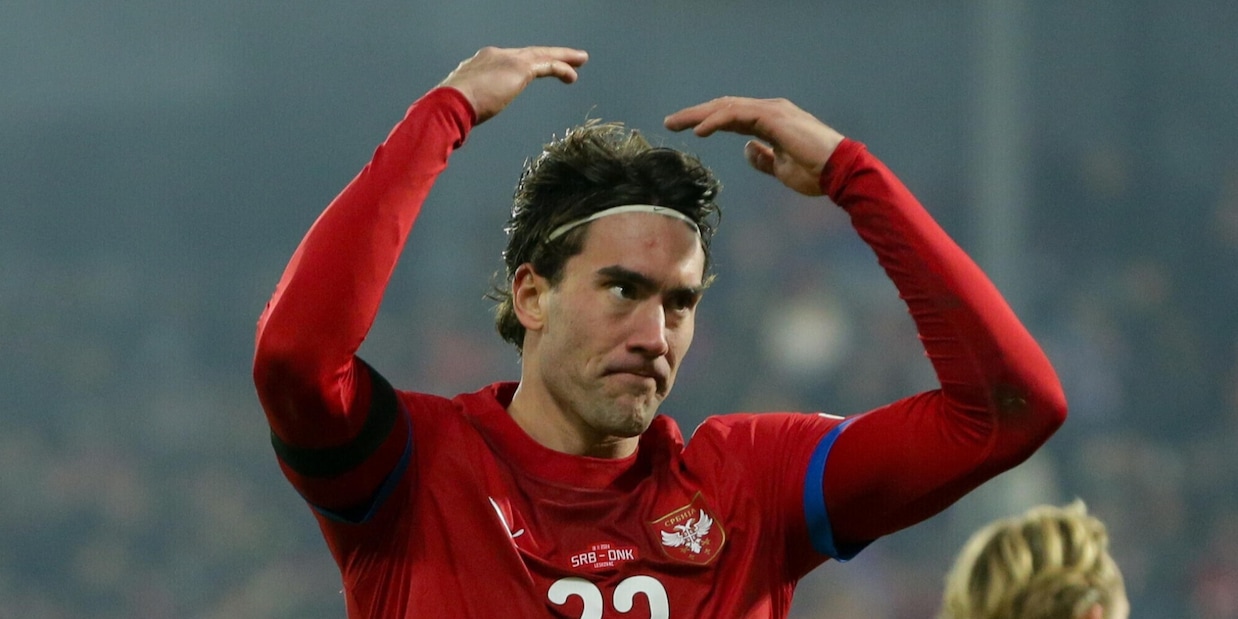 Caso Vlahovic: prima il mal di pancia, poi l'infortunio. Cosa sta succedendo con la Juve