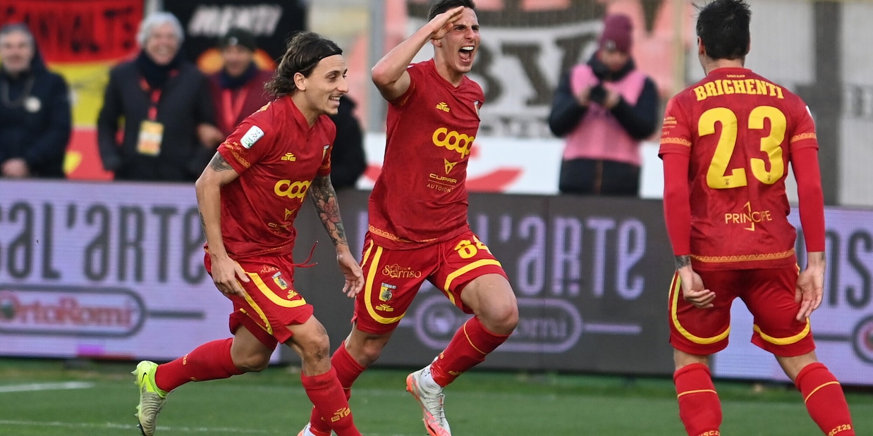 Serie B, poker del Catanzaro contro il Cesena. Vincono anche Samp e Sassuolo