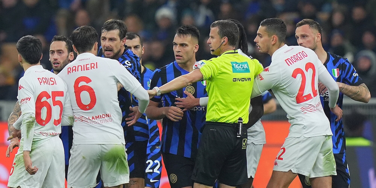 Inter-Fiorentina, disastro arbitrale senza fine. Ma quando cambia il famigerato procotollo Var?