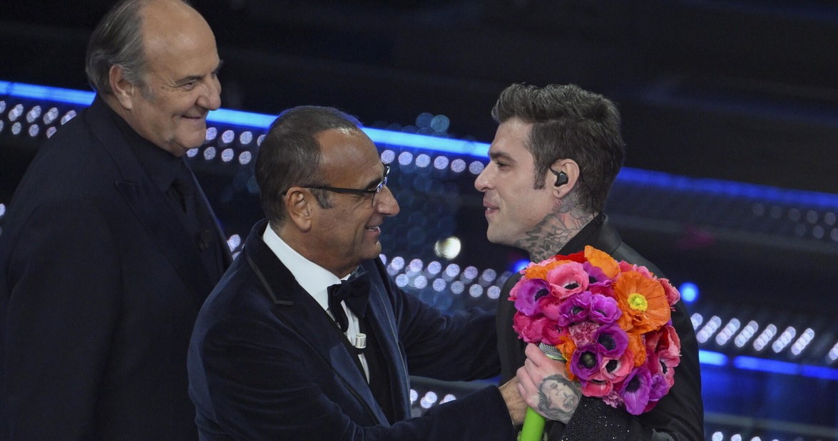 Fedez a Sanremo: trema, suda e poi il gesto con Gerry Scotti