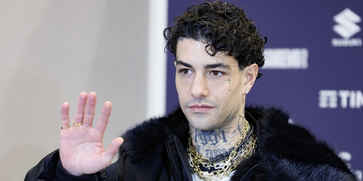 Sanremo, Tony Effe denunciato dal Codacons per la collana: la risposta del rapper