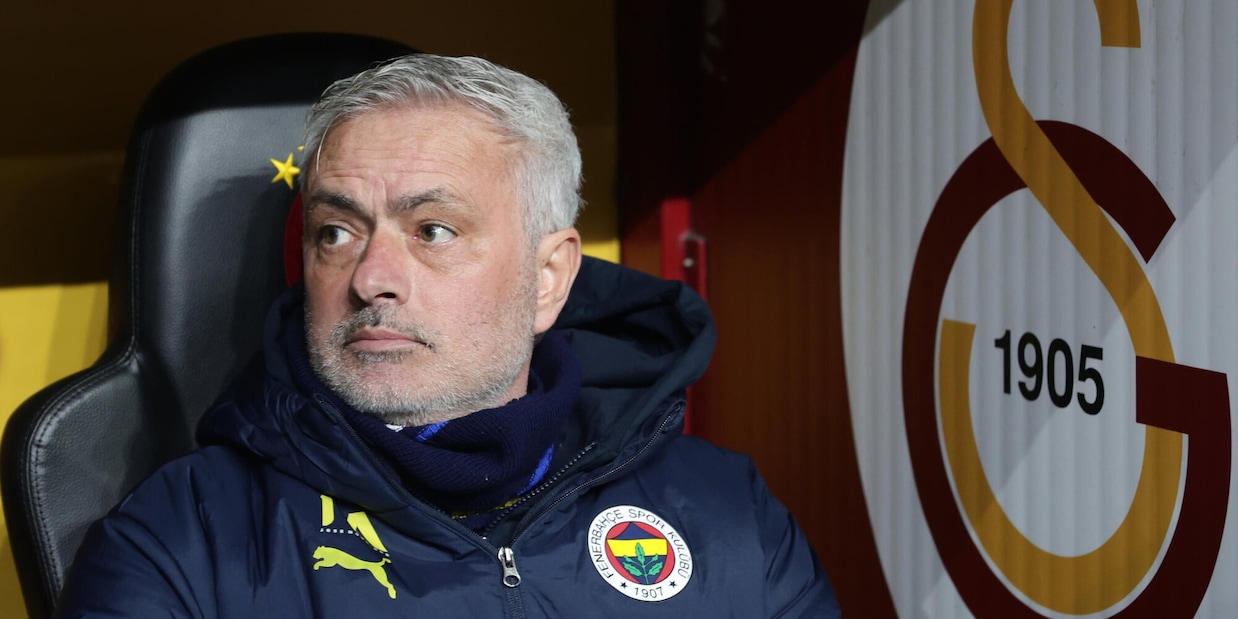 Mourinho show dopo il derby di Istanbul: va nella stanza dell'arbitro e fa una conferenza di fuoco Mourinho show dopo il derby di Istanbul: va nella stanza dell'arbitro e fa una conferenza di fuoco