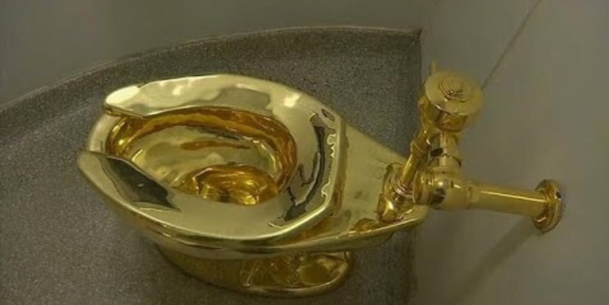 Fotografa il water d'oro da 6 milioni di euro e poi lo ruba in 5 minuti: inizia il processo
 