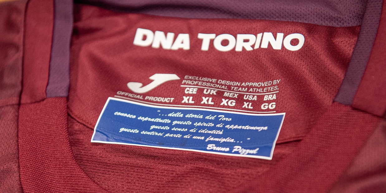 Una patch sulla maglia: il Torino omaggia così il Pizzul tifoso granata