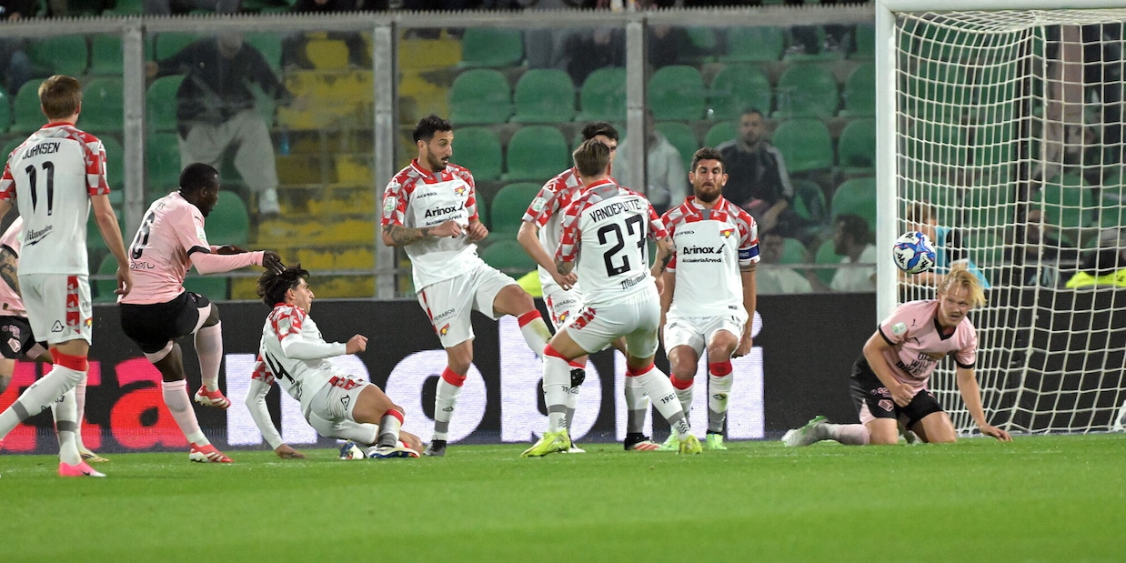 Palermo ko con la Cremonese: Dionisi fischiato e contestato 