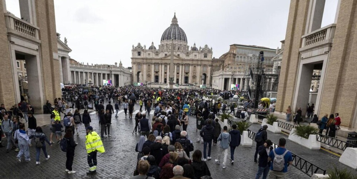 Roma si ferma per l’ultimo saluto a Papa Francesco 