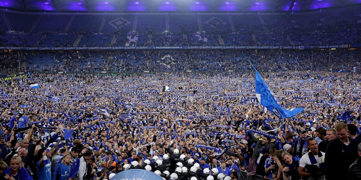 Caos in Germania, la festa promozione dell'Amburgo degenera: 25 tifosi finiscono in ospedale