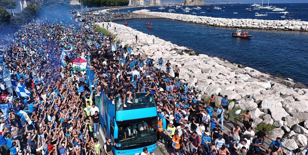 Il Napoli festeggia lo scudetto: l'angolazione di un video inedito svela l'impressionante oceano di tifosi accanto al pullman