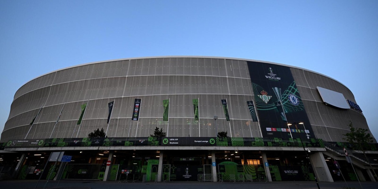 Tensioni e incidenti nella notte tra tifosi di Betis e Chelsea prima della finale di Conference League Tensioni e incidenti nella notte tra tifosi di Betis e Chelsea prima della finale di Conference League