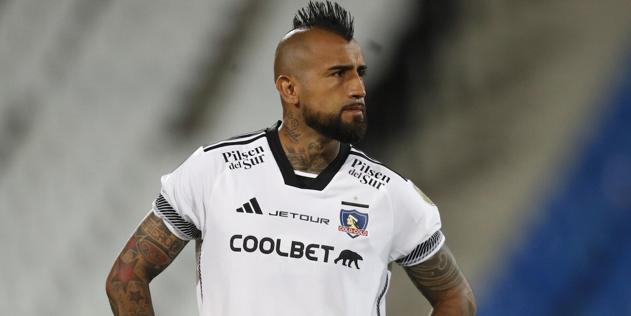 Rabbia Vidal: sbaglia il rigore, fa autogol e poi cerca la rissa con il suo portiere