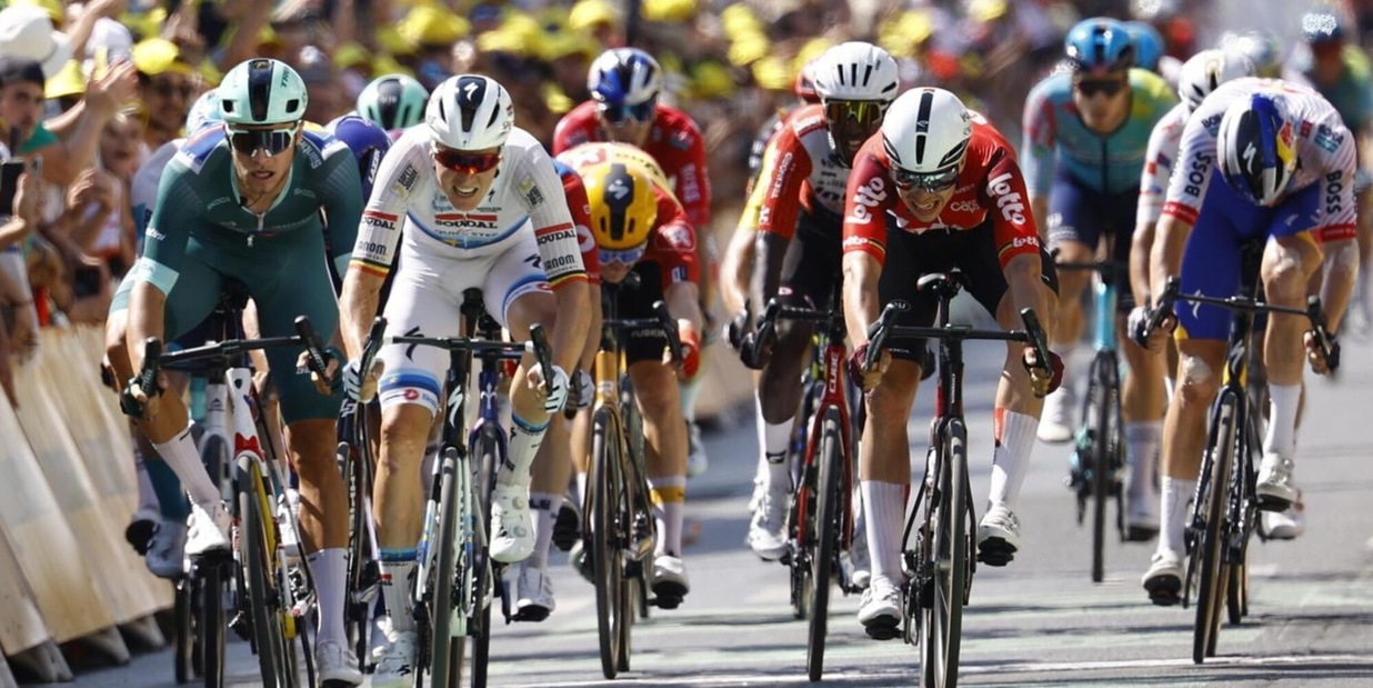 L'ombra del sabotaggio al Tour de France: "Chiodi in strada, succedono cose strane..."
