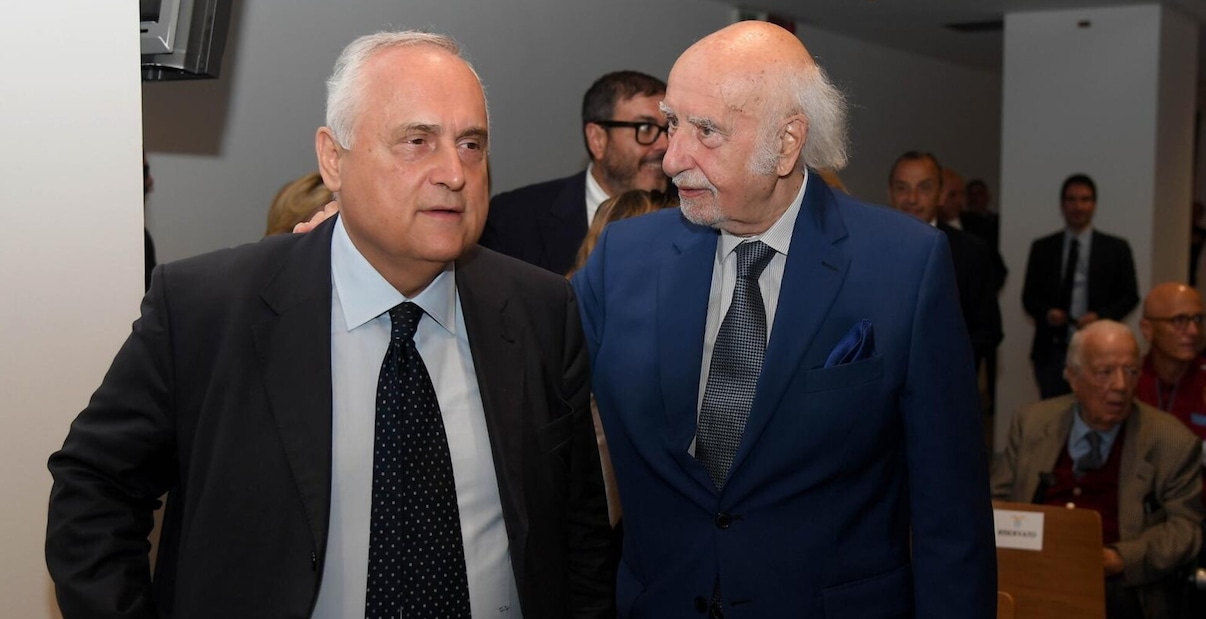 La Lazio smentisce voci su trattative per la cessione del club: "Notizie infondate" La Lazio smentisce voci su trattative per la cessione del club: "Notizie infondate"