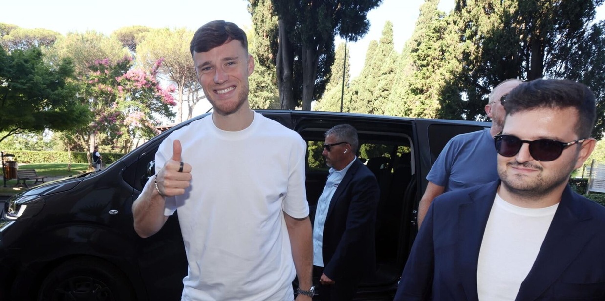 Napoli, ecco Beukema: l'arrivo a Villa Stuart per le visite mediche