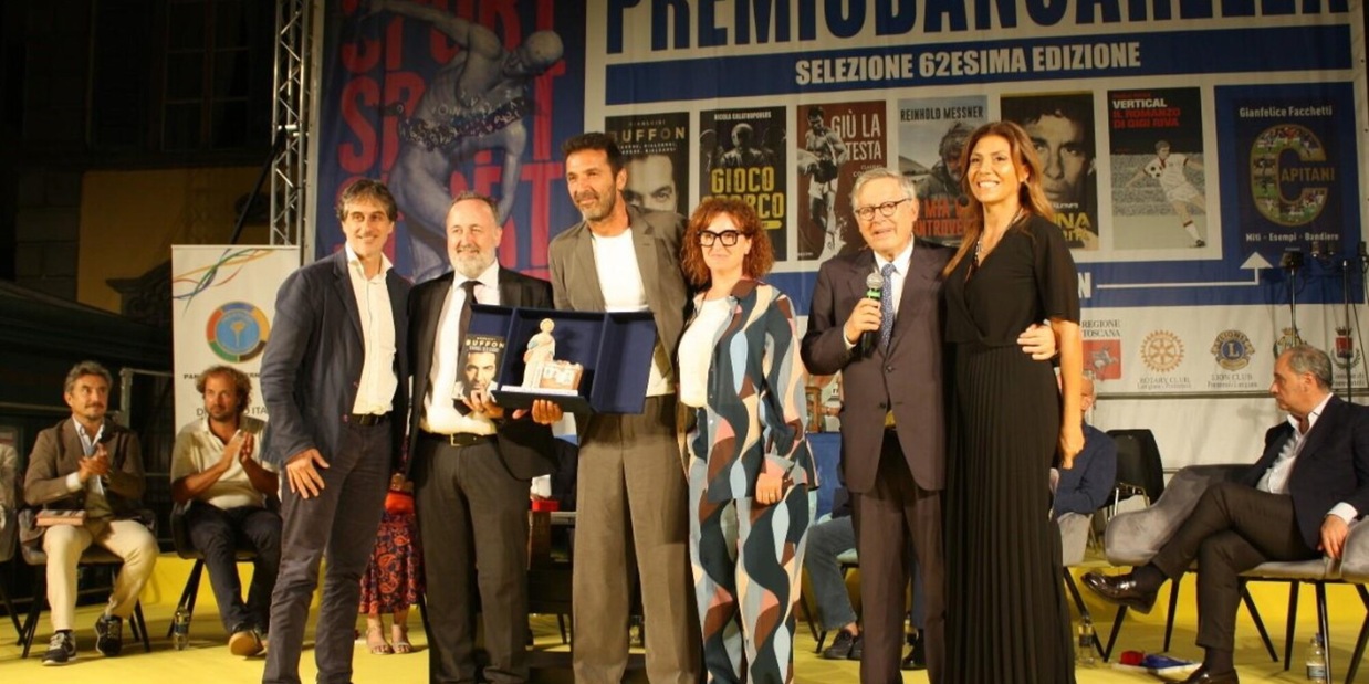Buffon vince il premio Bancarella Sport con il libro: "Cadere, rialzarsi" Buffon vince il premio Bancarella Sport con il libro: "Cadere, rialzarsi"
