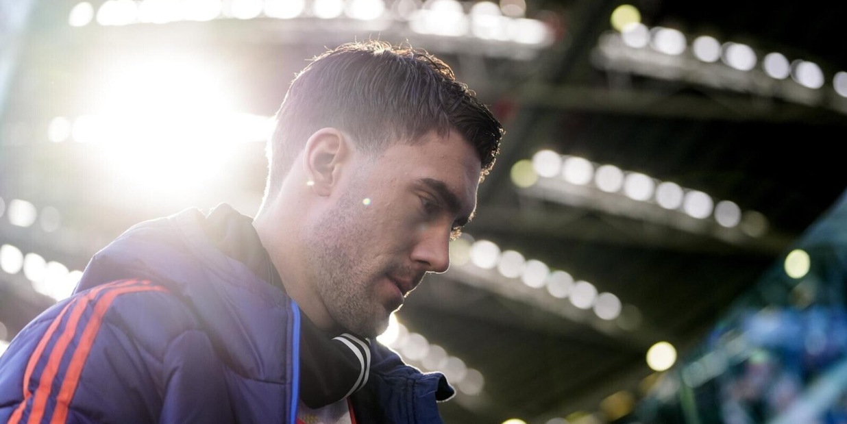 Vlahovic rischia una stagione da fuori rosa alla Juve: vertice prima del ritiro