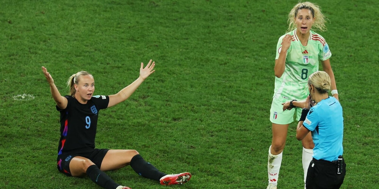 Moviola Italia femminile, arbitraggio disastroso: perché il rigore contro le azzurre non andava dato