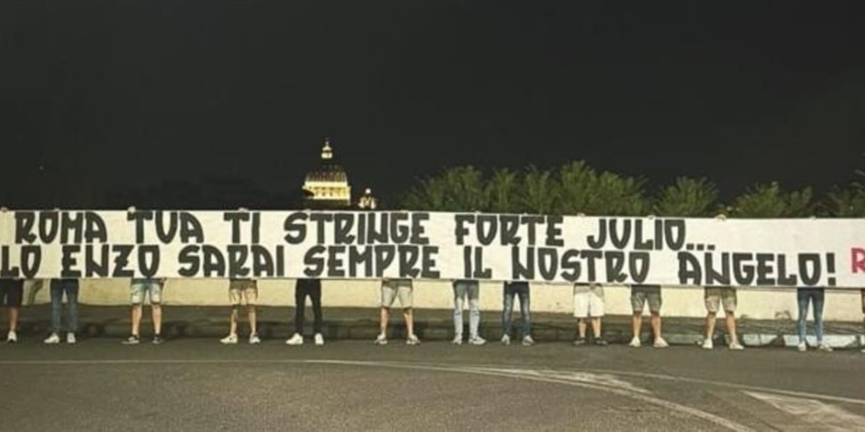 I tifosi della Roma vicini a Julio Sergio: lo striscione ricorda Enzo I tifosi della Roma vicini a Julio Sergio: lo striscione ricorda Enzo