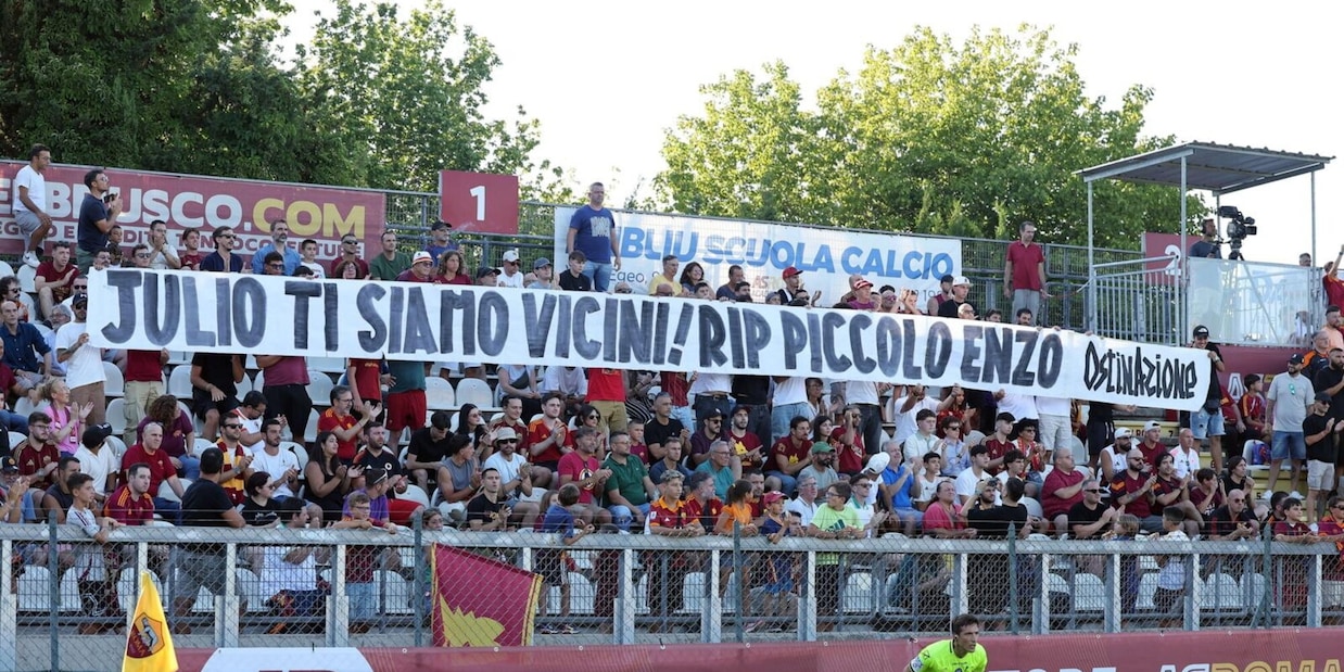 Roma, la vicinanza dei tifosi a Julio Sergio e lo striscione esposto contro il Cannes Roma, la vicinanza dei tifosi a Julio Sergio e lo striscione esposto contro il Cannes
