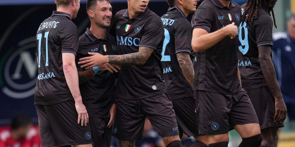 Politano e Lucca, la coppia del gol: il Napoli batte l'Olympiacos ma Conte trema per Lukaku. Rivivi la diretta