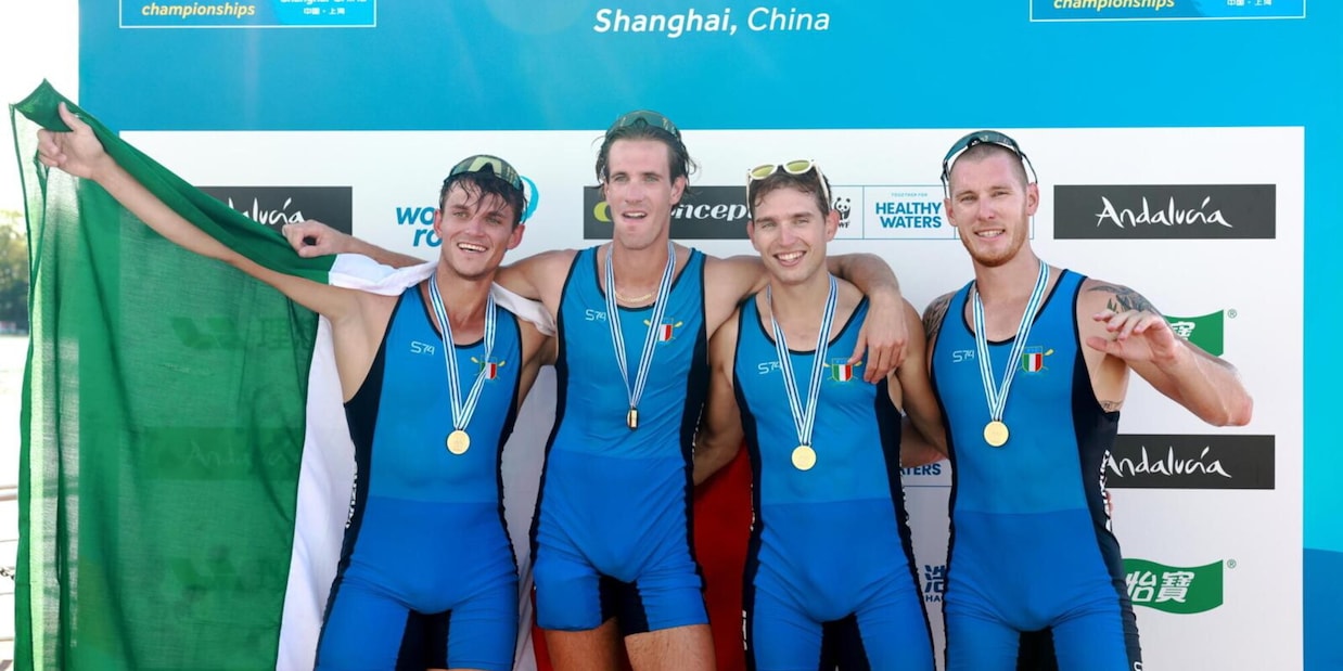 Canottaggio, Italia campione del mondo nel quattro di coppia: gli azzurri ricordano Mondelli a Shanghai   
