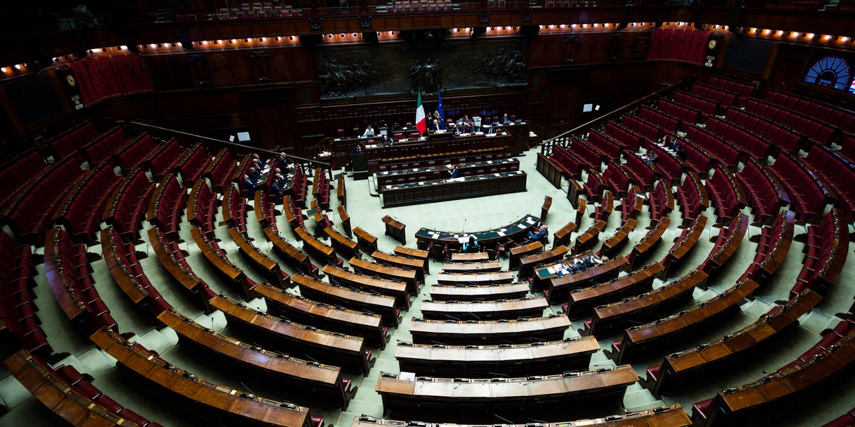 
            
            Maggioranza, sostenere Trump, condizioni per Stato Palestina
          