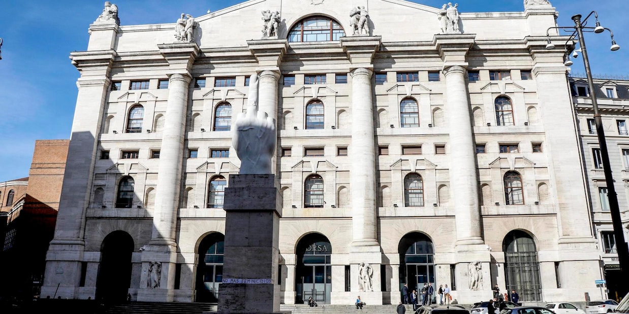 
            
            Borsa: Milano frena (-0,2%), corre Moncler, giù Bper e Banco
          