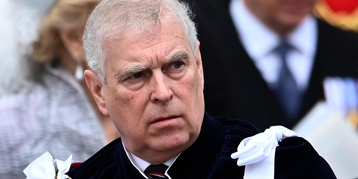 
            
            Il principe Andrea rinuncia al suo titolo reale
          