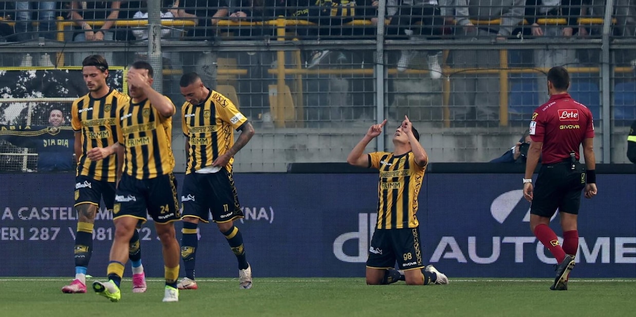 Serie B, la Juve Stabia vince il derby con l'Avellino. Il Bari cade: tris Reggiana