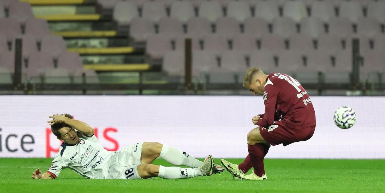 Violento scontro di gioco durante Salernitana-Crotone: paura per il granata Villa all'Arechi