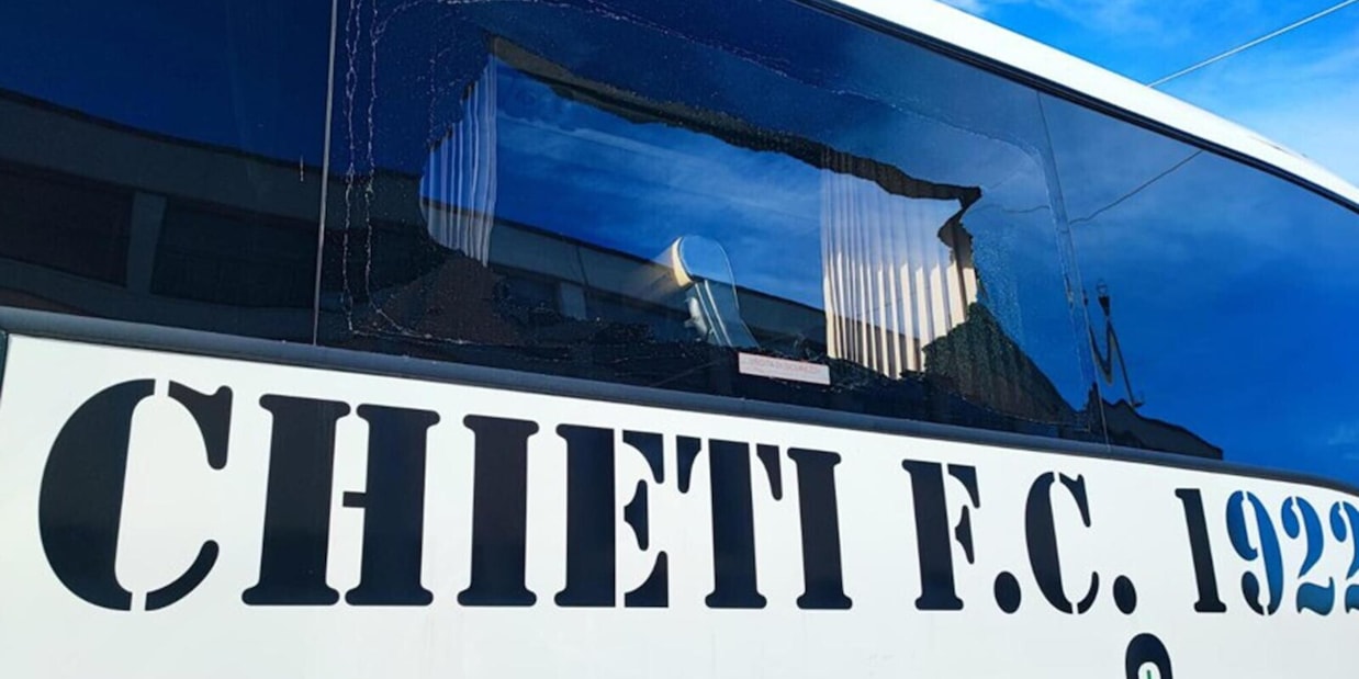 Terrore a Chieti, ennesimo agguato ultras: sassi contro il pullman dopo il ko contro Recanati in Serie D